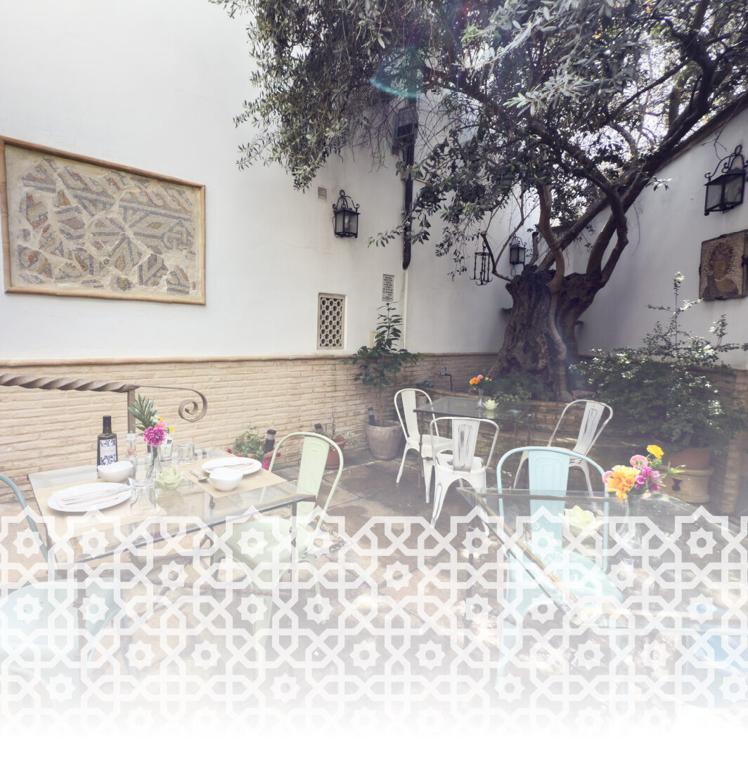 Patio principal lleno de mesas