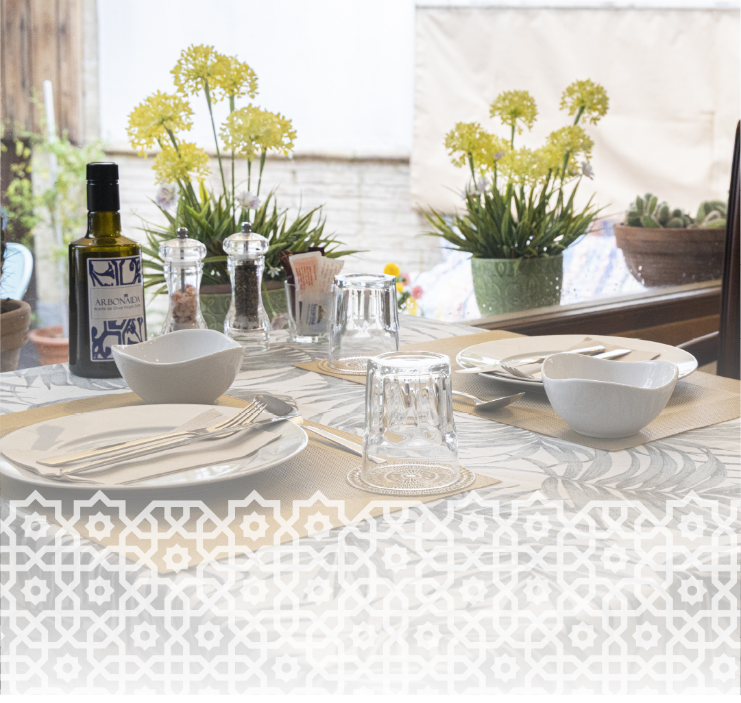 Comedor lleno de mesas