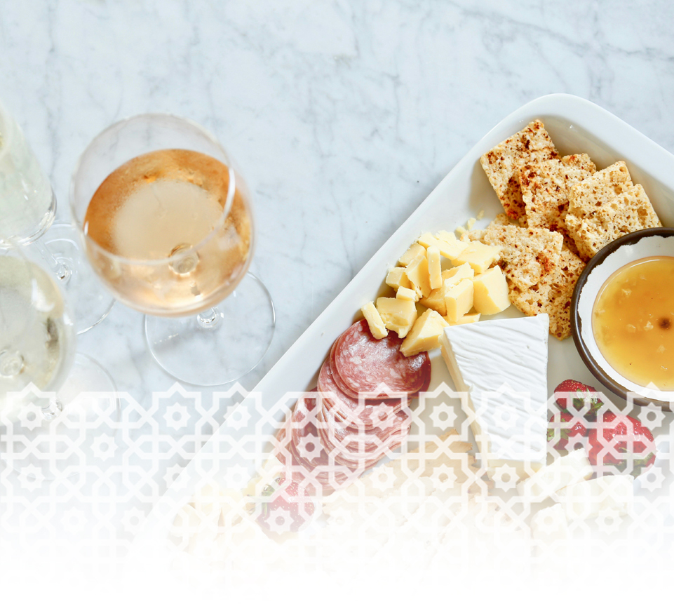 Tabla variada de quesos y embutido y maridaje de vino