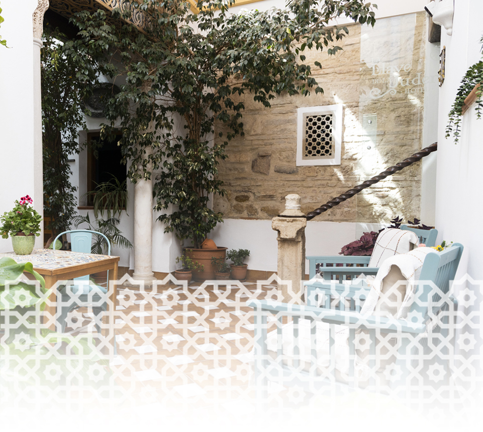 Entrada del patio al hotel