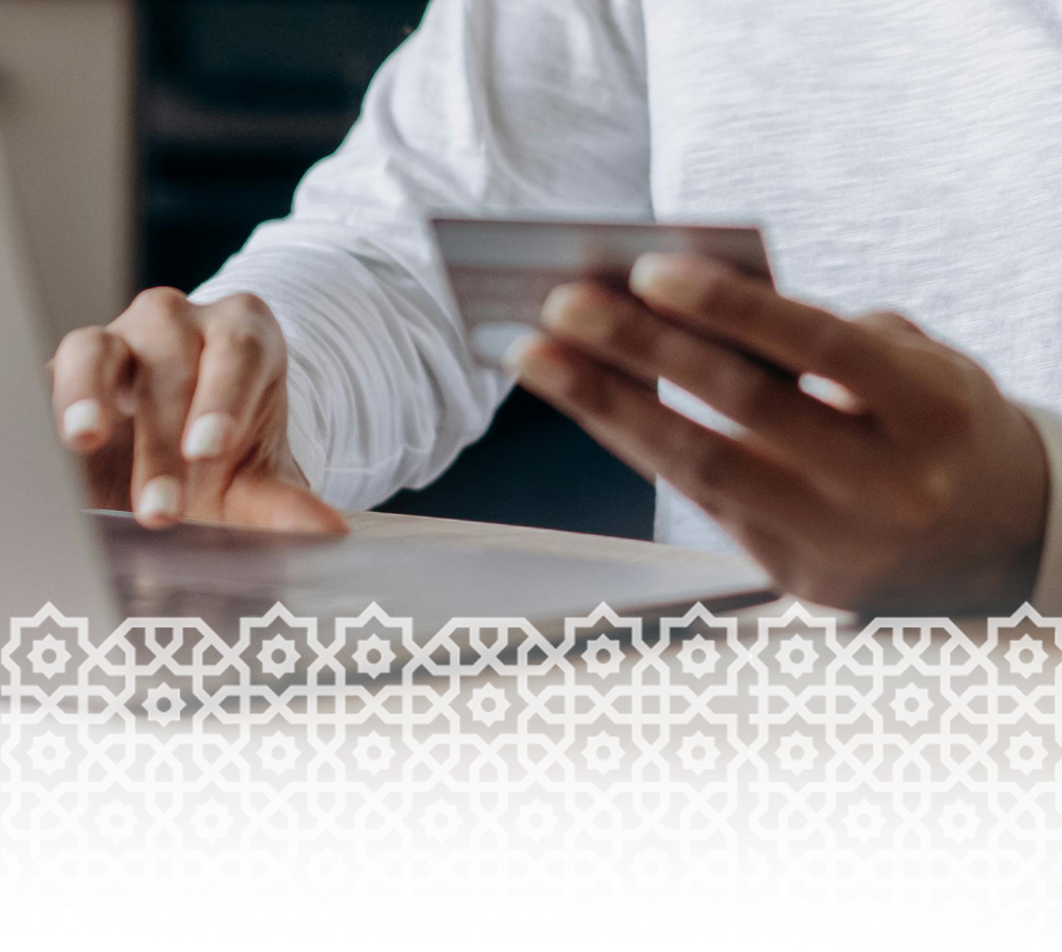 Persona realizando una reserva