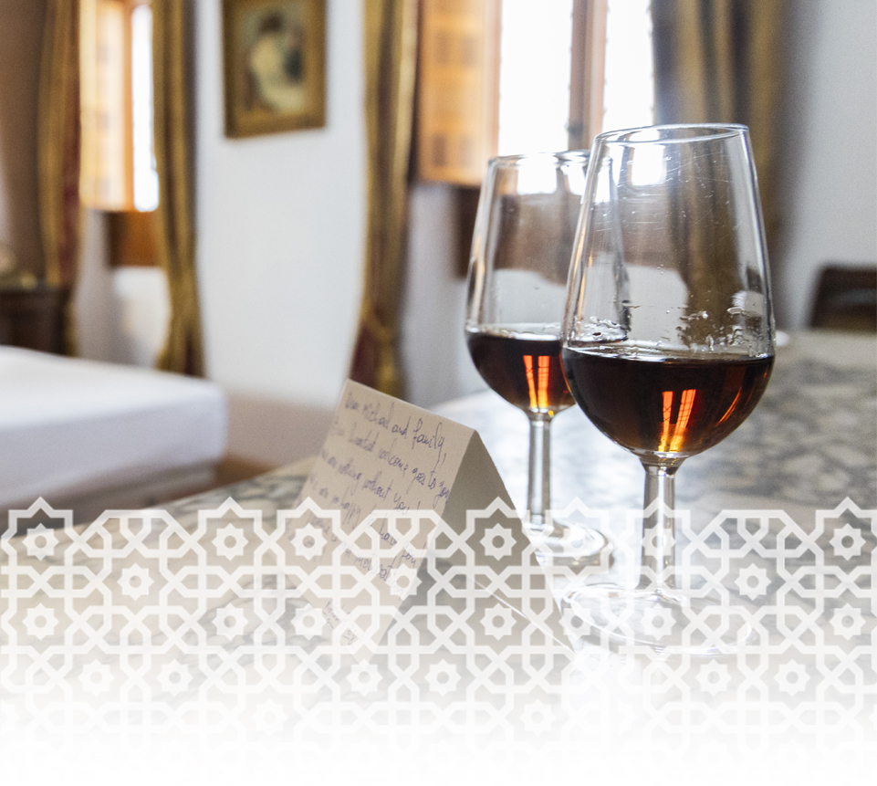 Habitación del hotel con vino de reserva